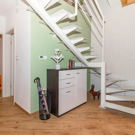 2 Bedroom Gorgeous In Klenovica