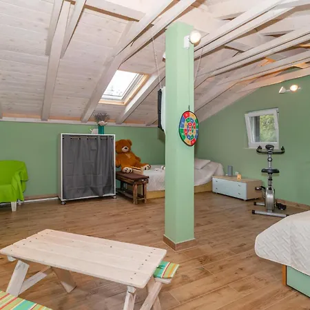 2 Bedroom Gorgeous In Dom wakacyjny Klenovica
