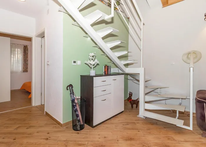 2 Bedroom Gorgeous In Klenovica
