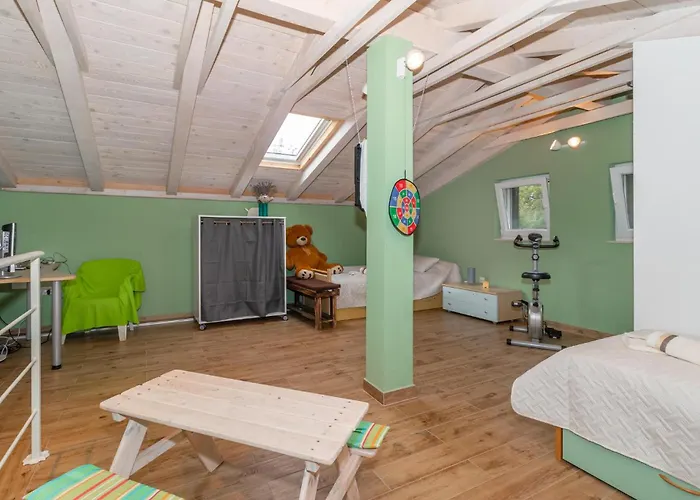 2 Bedroom Gorgeous In Dom wakacyjny Klenovica